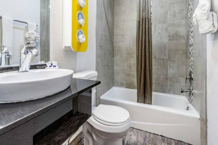 2 Queen Beds  ADA/Tub/Micfridge Non-Smoking - foto 5