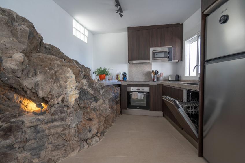 Spektakuläre Höhle mit zwei großen Terrassen am Meer - foto 28