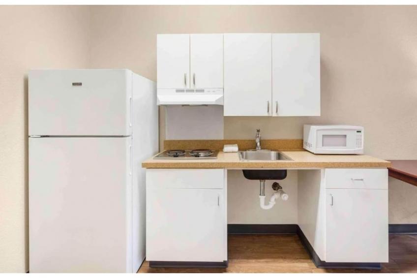 1 King Bed | Non-Smoking, Kitchen, Shower - foto 14