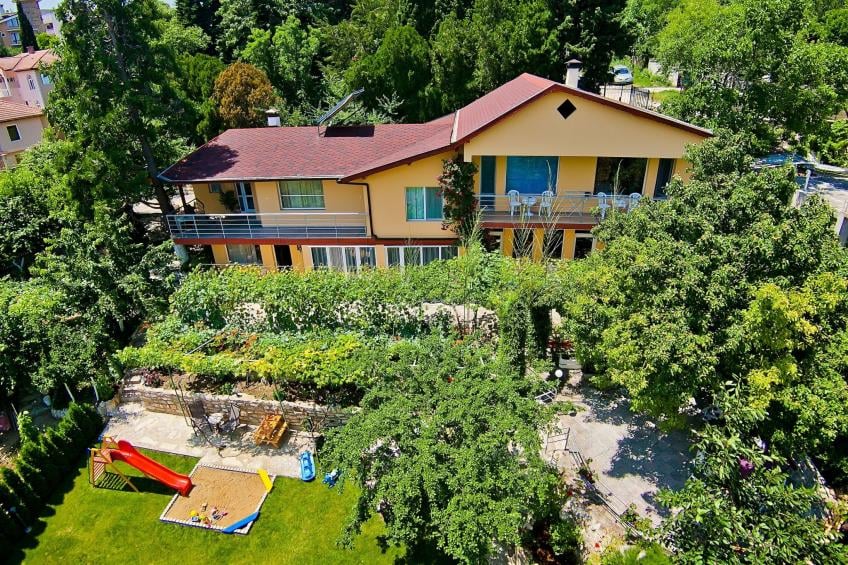 mit Blick auf das Wasser