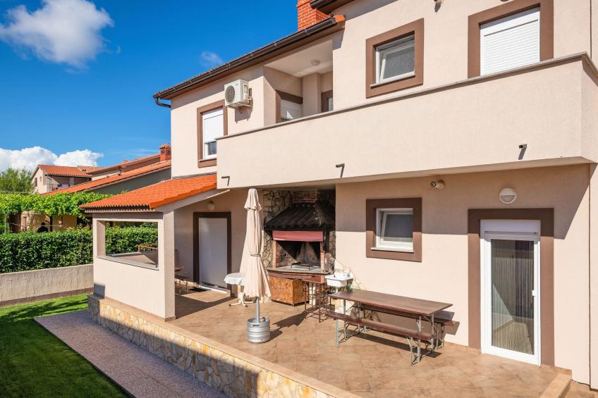 Schöne Villa in ruhiger Stadt mit Pool und BBQ - foto 38