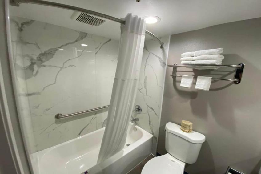 1 King Bed  Non-Smoking Micfridge - foto 13