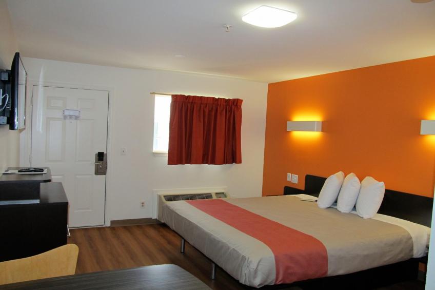 1 King Bed  Smoking Micfridge - foto 10