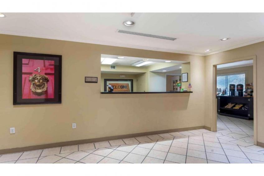 1 Queen Bed  Non-Smoking Kitchen - foto 3