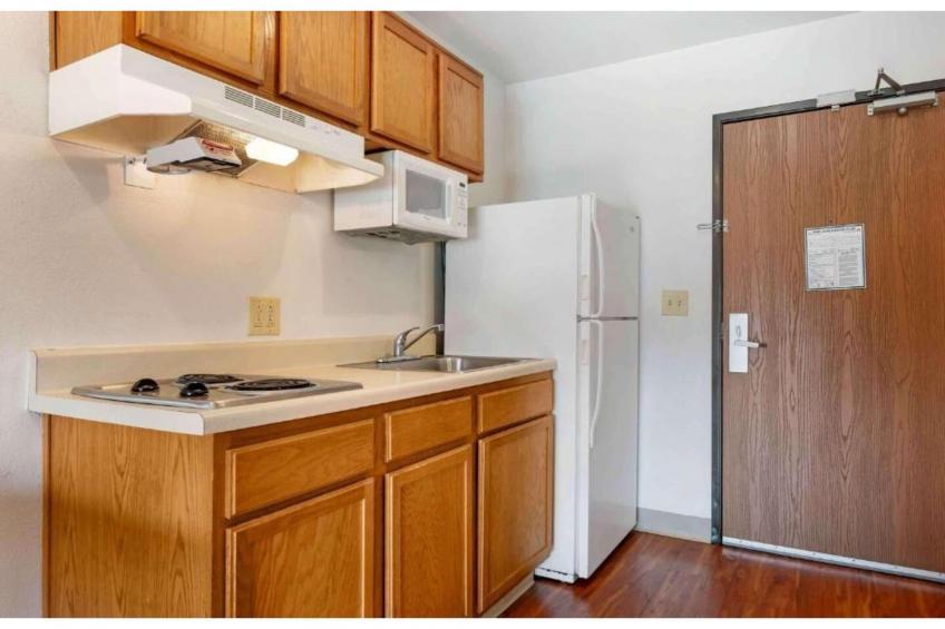 1 Full Bed  Non-Smoking Kitchen - foto 3