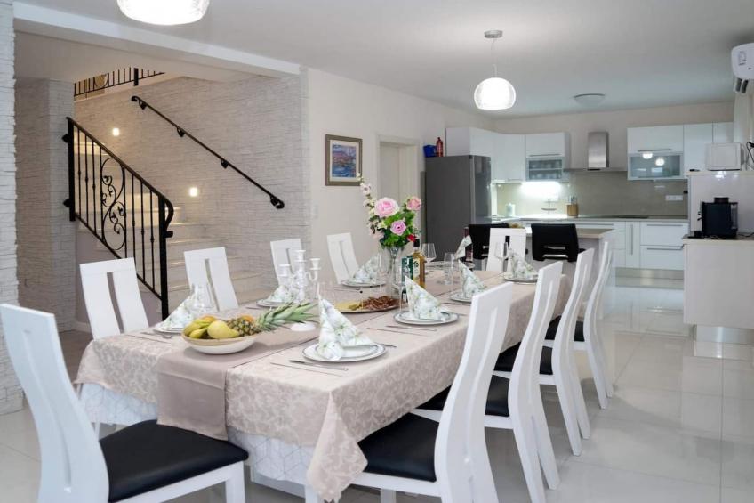 Peaceful Escape with Mountain Views, Heated Pool and Modern Amenities in Radošić - Four Bedroom Villa - foto 4