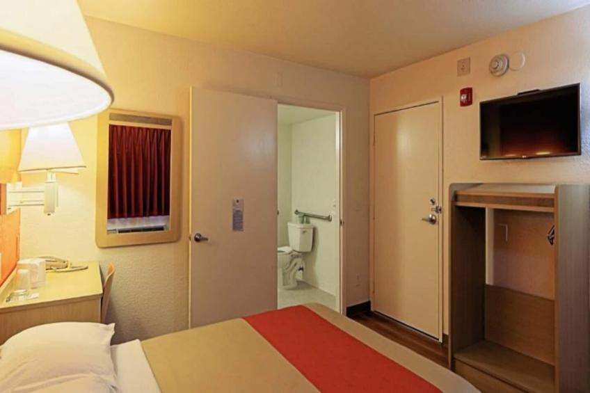 1 Queen Bed  Micfridge - foto 11