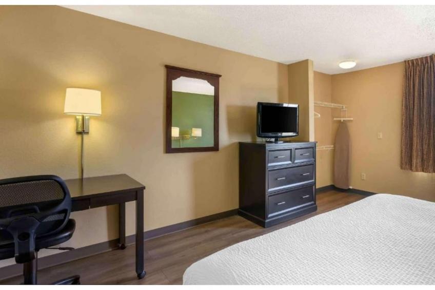 1 King Bed | Non-Smoking, Kitchen, Shower - foto 31