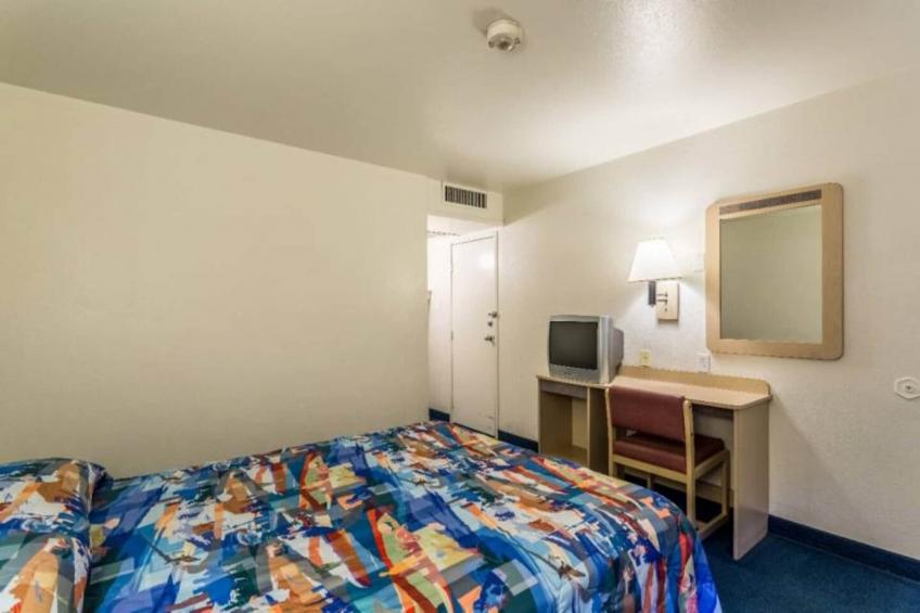 1 Queen Bed  Non-Smoking Micfridge - foto 10