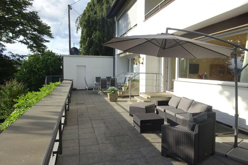 Großzügige Wohnung mit Terrasse und Rheintalblick