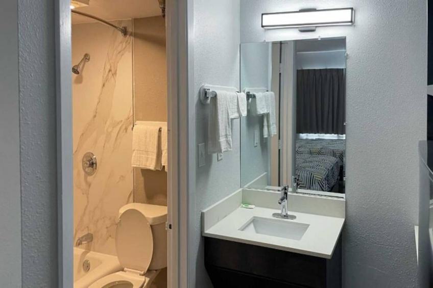 1 King Bed  Non-Smoking Kitchen - foto 10