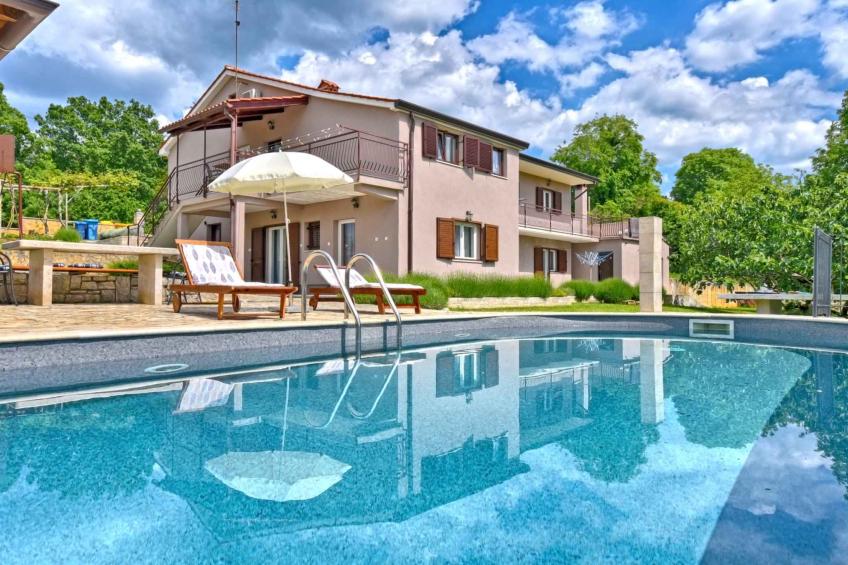 Villa avec piscine, aire de jeux et cuisine de jardin - BF-9PPZH