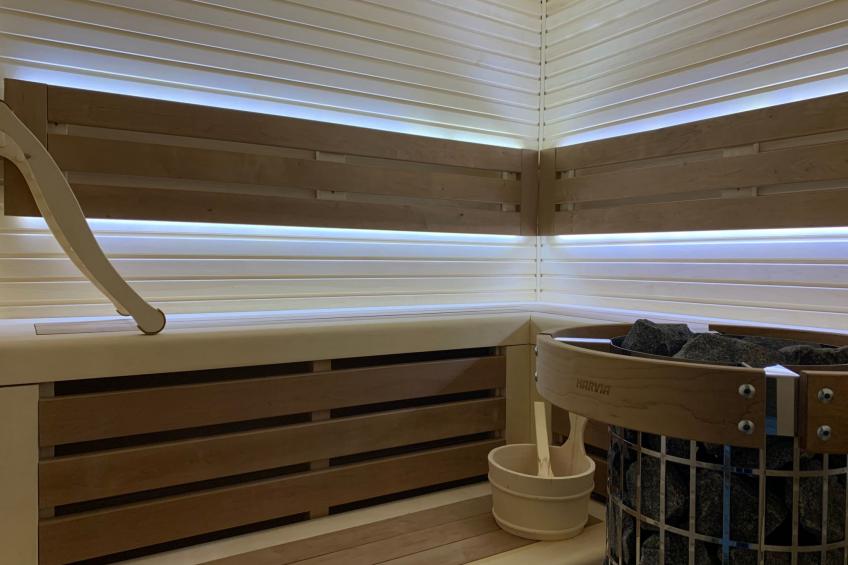 Die Ski-Suite hat ein Schlafzimmer und ein kleines Wohnzimmer ohne Küche. - foto 25