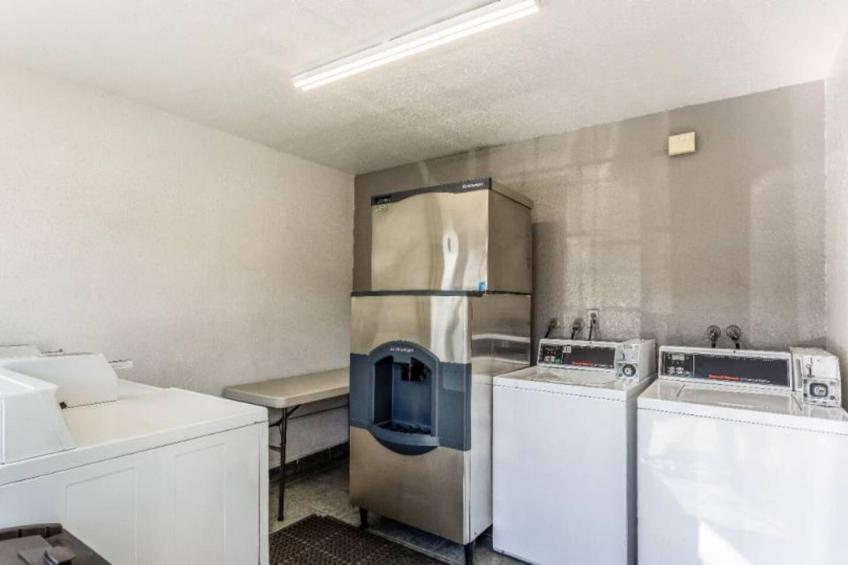 1 Queen Bed  Non-Smoking Kitchen - foto 38