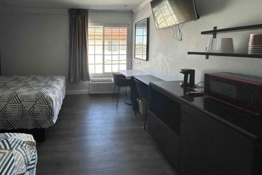 1 King Bed  Non-Smoking Micfridge - foto 5