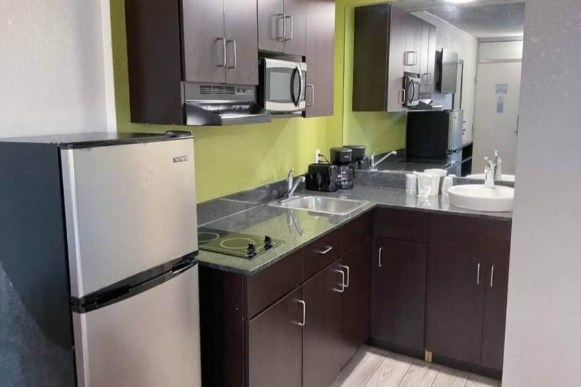 1 King Bed  Smoking Kitchen - foto 3
