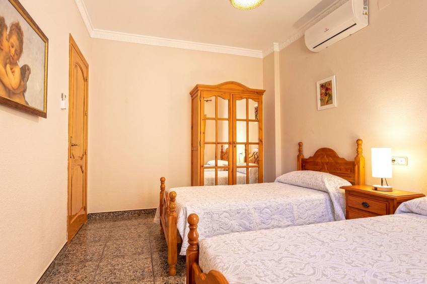 Familienhaus mit großzügigen Außenanlagen - foto 25