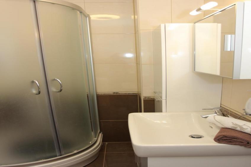 Holiday House Pine Tree - Three Bedroom Holiday Home with Pool - foto 15