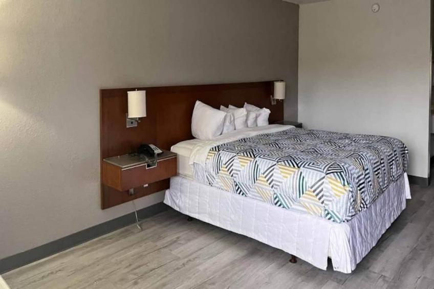 1 King Bed  Non-Smoking Micfridge - foto 5