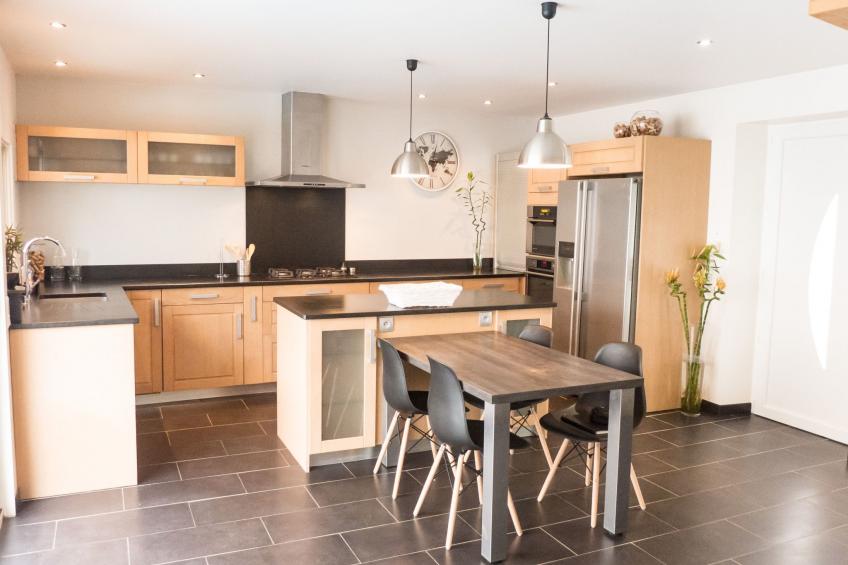 Schönes Haus in einem gemütlichen Dorf, durch das der Kanal verläuft - foto 9