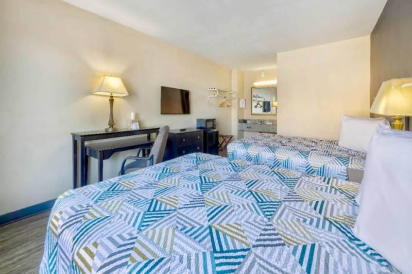 2 Queen Beds  Non-Smoking Micfridge - foto 10