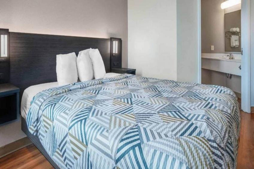1 Queen Bed  Mobility Accessible Tub Micfridge Non-Smoking - foto 7