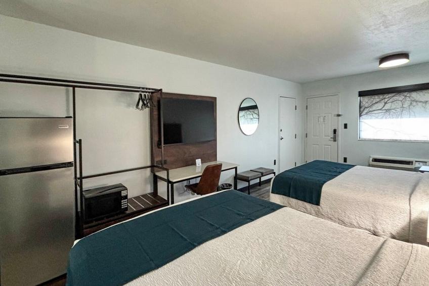 2 Queen Beds | Non-Smoking, Micfridge - foto 16
