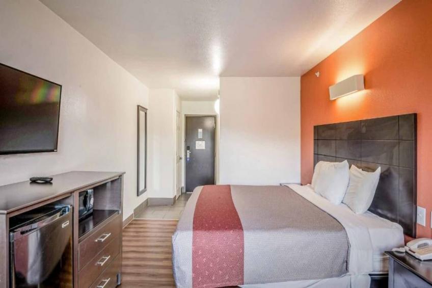 1 King Bed  Non-Smoking Micfridge - foto 4