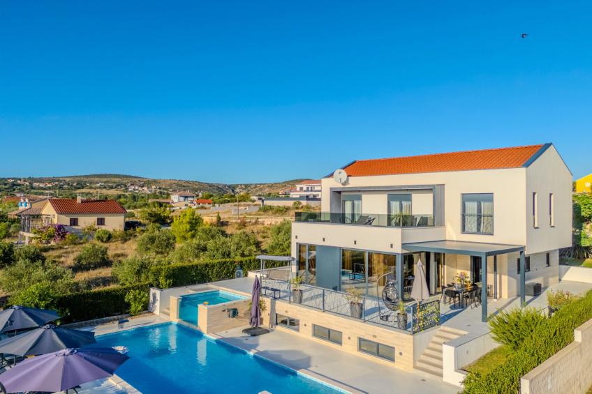 Beautiful villa Lara in Vrana with pool