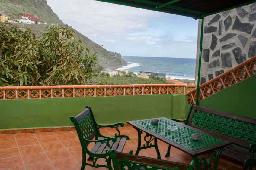 Ländliches Haus mit herrlichem Blick auf das Meer und das Tal.