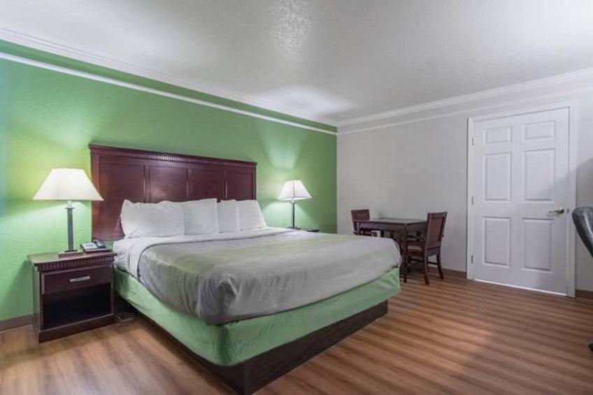 1 King Bed  Smoking - foto 16