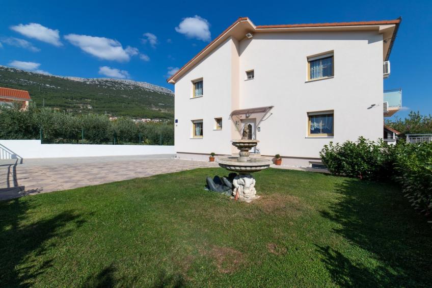 Spacious Holiday Home with Pool and Hot Tub in Kastel Stari - Four Bedroom Holiday Home with Pool - foto 18