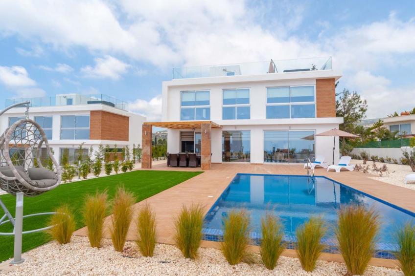 Luxuriöse Villa mit 4 Schlafzimmern, Pool und Whirlpool