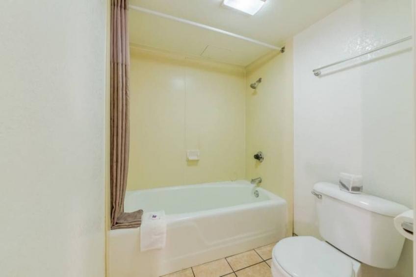 1 Queen Bed  Non-Smoking Kitchen - foto 24