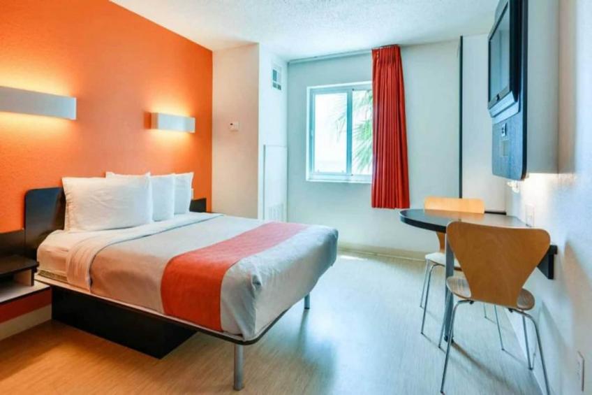 1 Queen Bed  Micfridge - foto 3