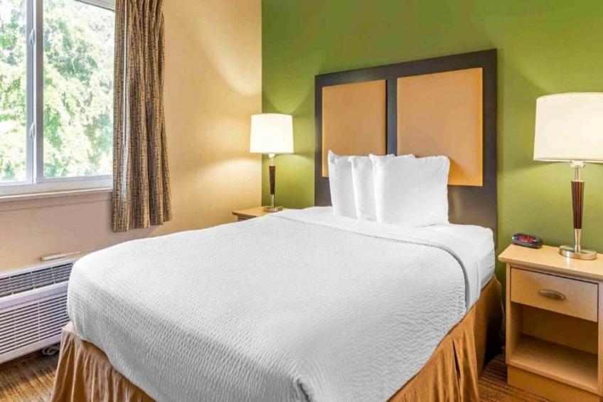 1 Queen Bed | Non-Smoking, Micfridge, Sofa-Bed - foto 9