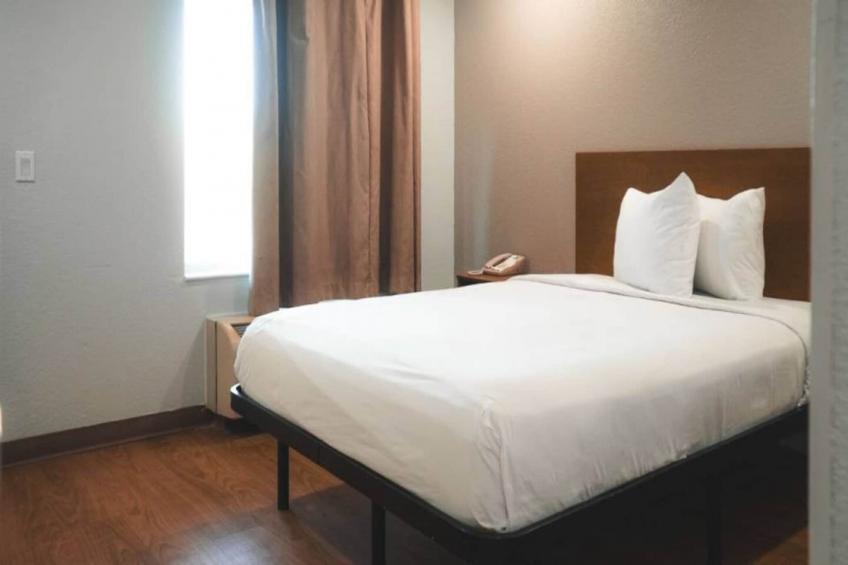 1 Queen Bed  Non-Smoking Kitchen - foto 9