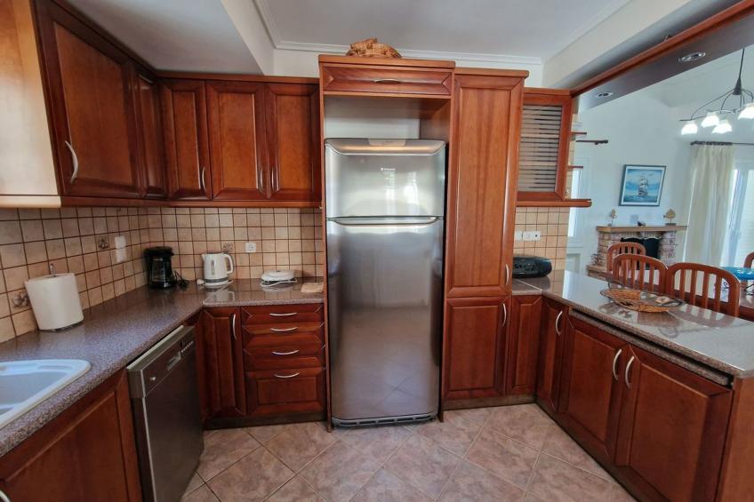 Vollständig umschlossene und großzügig angelegte dreistöckige Ferienvilla mit f - foto 17