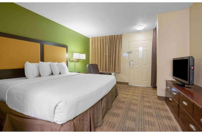 1 Queen Bed  ADA\/RI Shower\/Non-Smoking\/Kitchen - foto 39