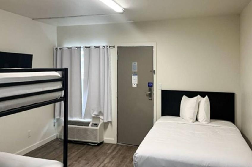 1 Queen Bed  Non-Smoking Kitchen - foto 7