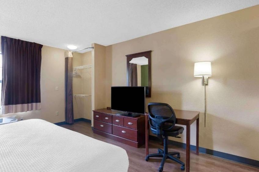 1 Queen Bed  Non-Smoking Kitchen - foto 10