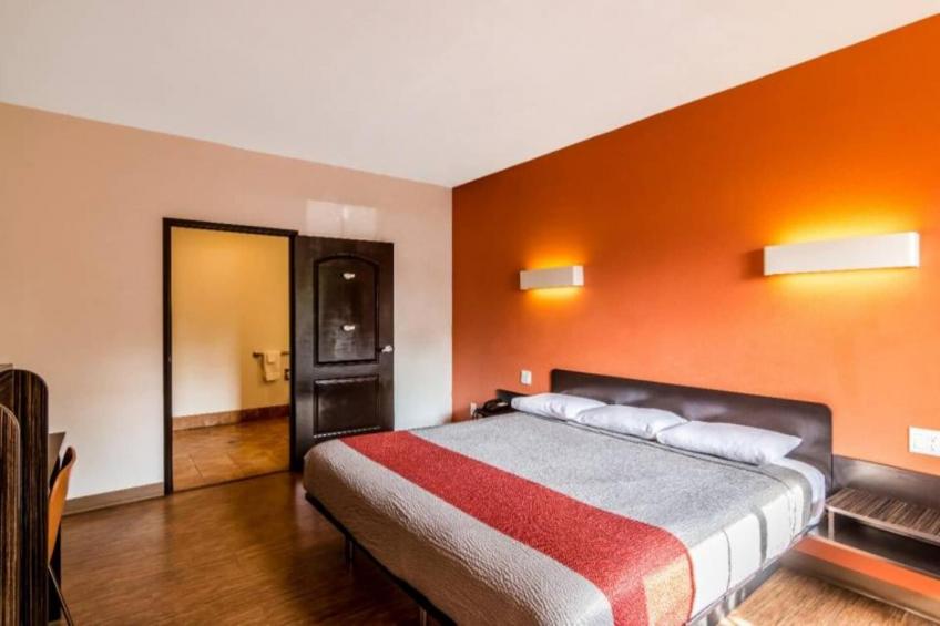 1 King Bed  Non-Smoking Micfridge - foto 17
