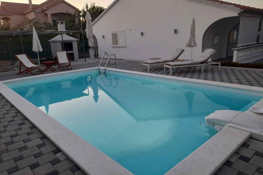 Holiday house overlooking the courtyard and pool - BF-DGHZC - foto 7