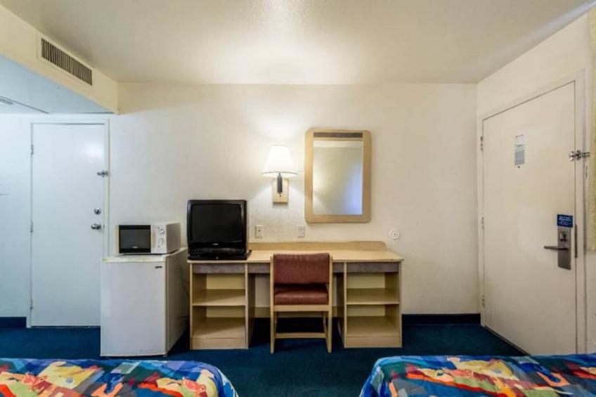 1 Queen Bed  Non-Smoking Micfridge - foto 20