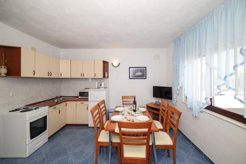 Cozy Beachfront Holiday Home Slatine - Five Bedroom Holiday Home with Terrace and Sea View - foto 5