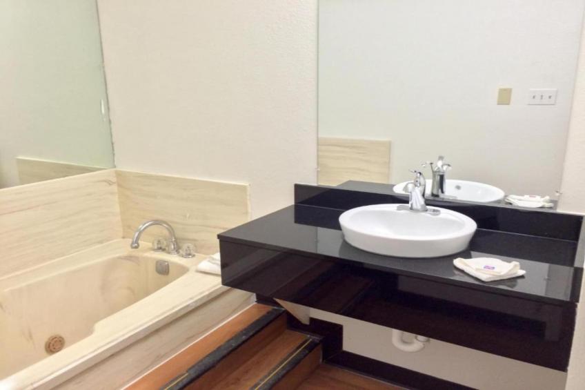 1 King Bed  Suite Nsmk Hot Tub Micfridge - foto 6
