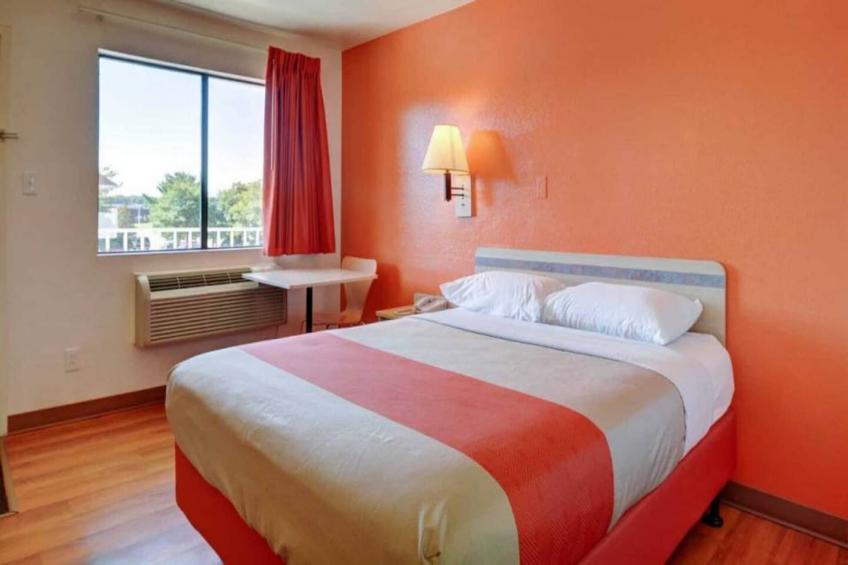 1 Queen Bed  Micfridge - foto 11