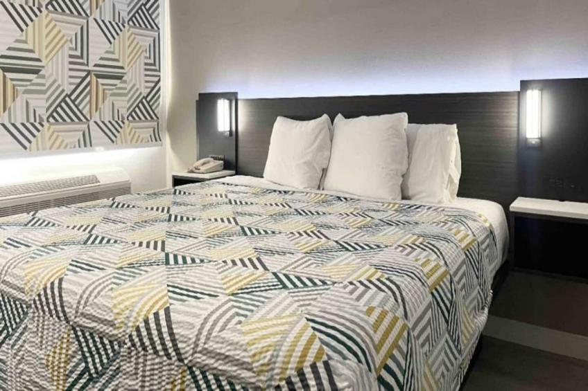 1 King Bed  ADA/RI Shower/Micfridge - foto 8