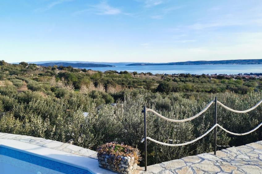 in Kaštel Lukšić mit großer Terrasse und Bergblick - foto 21