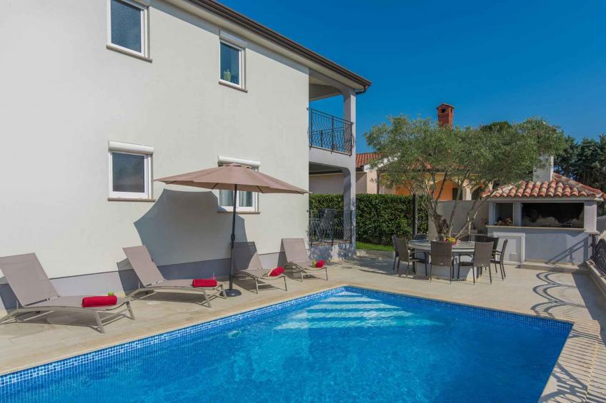 Holiday apartment with pool - BF-NXGFC